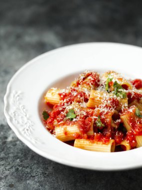 rustik İtalyan rigatoni makarna domates soslu