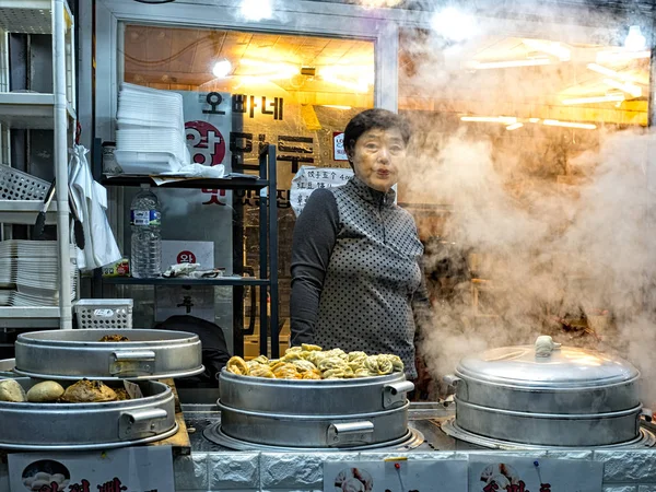 Traditionnel coréen mandu vendeur de rue — Photo