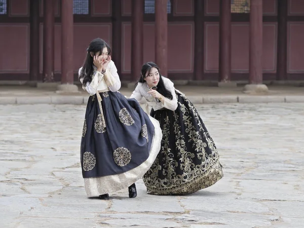 Jovem coreano menina em vestido tradicional hanbok — Fotografia de Stock