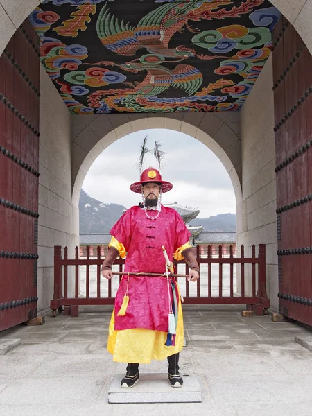 Смена дворцовой стражи во дворце Кёнбокгун — стоковое фото