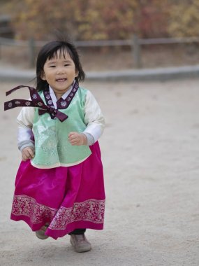 geleneksel hanbok elbiseli genç Koreli kız