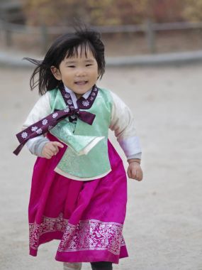 geleneksel hanbok elbiseli genç Koreli kız