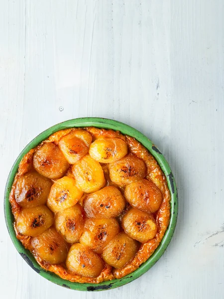 Rústico dorado francés tarta de manzana tatin —  Fotos de Stock