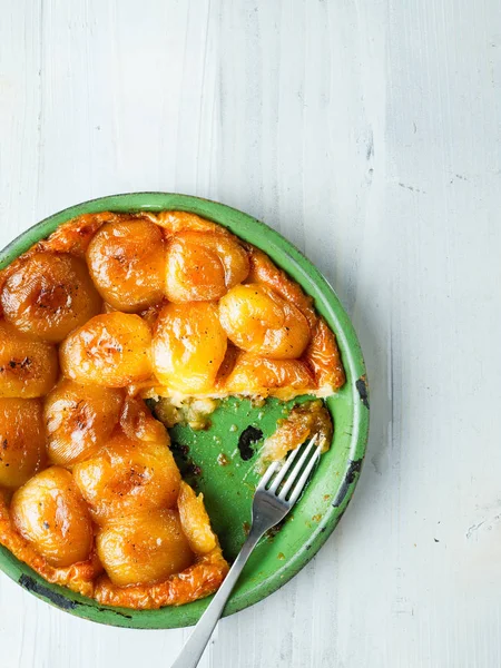Rústico tarte de maçã dourada tatin — Fotografia de Stock