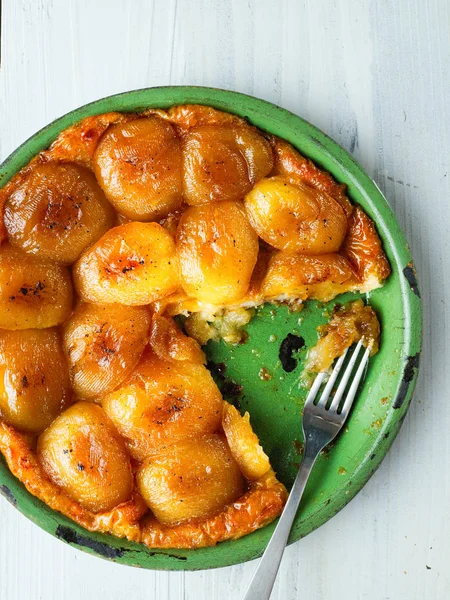 Rustika gyllene äpple tarte tatin — Stockfoto