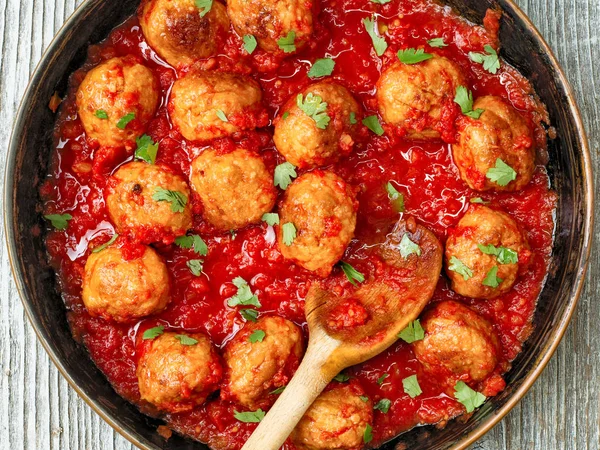 Rustik italienska köttbullar i tomatsås — Stockfoto