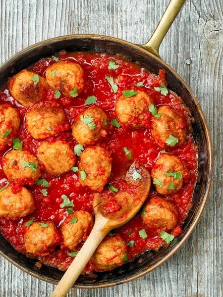 Rustik italienska köttbullar i tomatsås — Stockfoto