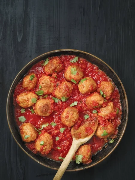 素朴なイタリアのミートボールのトマト煮込み — ストック写真
