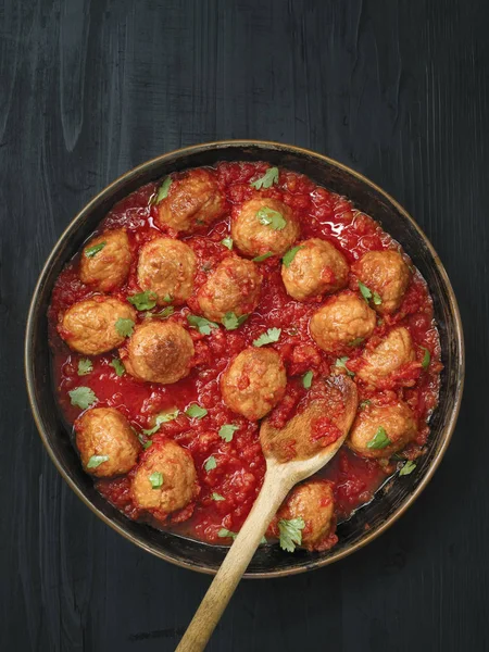 Rustik italienska köttbullar i tomatsås — Stockfoto