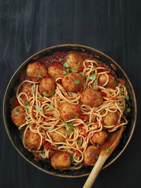 Spaghetti rustici con polpette in salsa di pomodoro — Foto Stock