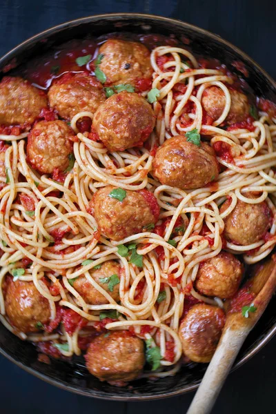 Spaghetti van de rustieke gehaktbal in tomatensaus — Stockfoto