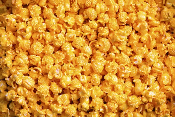 Gouden kaas popcorn eten achtergrond — Stockfoto