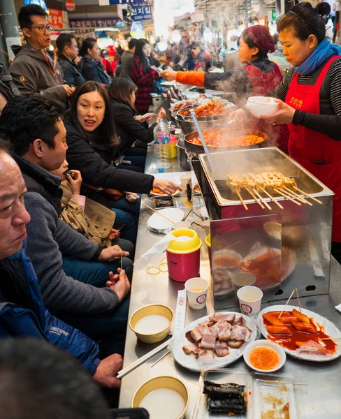 Stands traditionnels de nourriture rue au marché gwangjang — Photo