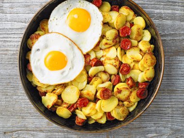 rustik sosis patates karma Pan