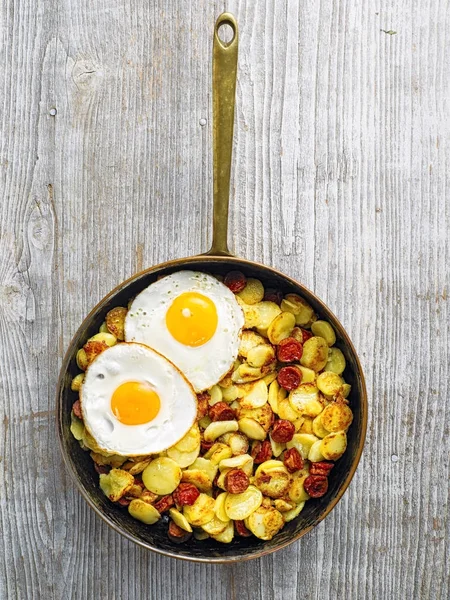 Pan van rustieke worst potato hash — Stockfoto