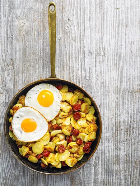 Pan van rustieke worst potato hash — Stockfoto