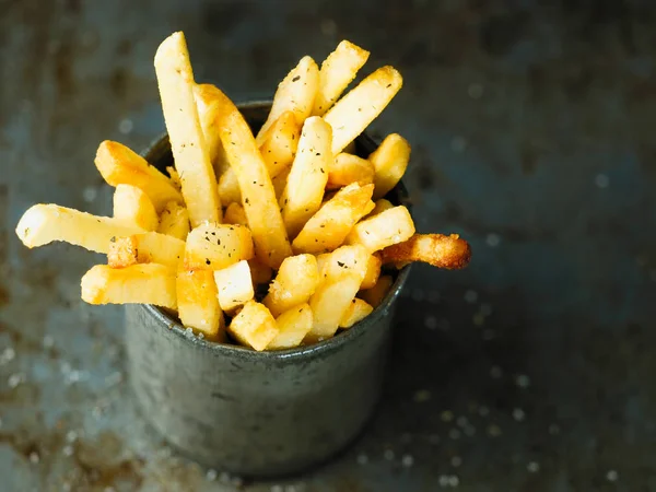 Rustikale goldene Pommes frites — Stockfoto