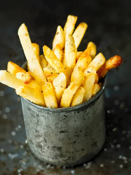 Rustikale goldene Pommes frites — Stockfoto