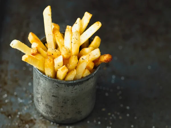 Rustikale goldene Pommes frites — Stockfoto