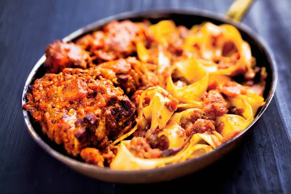 Rustika italienska oxsvans ragu pappardelle pasta — Stockfoto