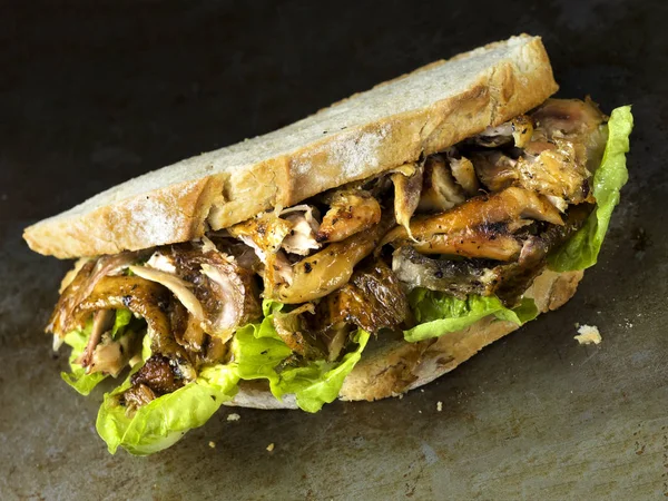 Sándwich de pollo asado rústico desenfocado —  Fotos de Stock