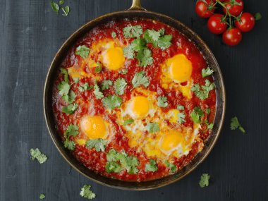rustik Orta Doğu shakshuka Kahvaltı