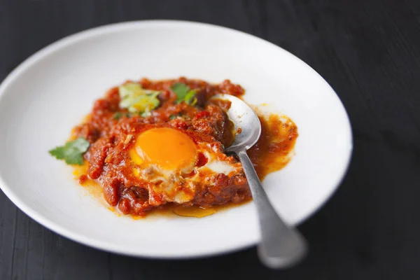 Rustika Mellanöstern shakshuka frukost — Stockfoto