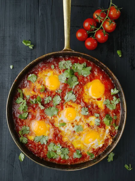 Rustikales mittelöstliches Shakshuka-Frühstück — Stockfoto