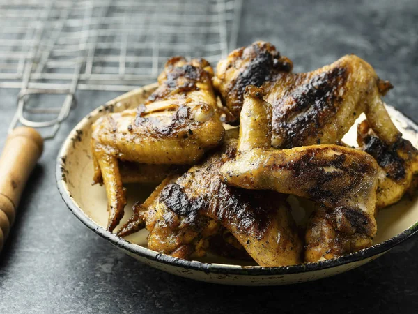 Teller mit Grillhähnchenflügel — Stockfoto