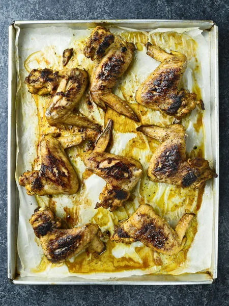 Vassoio di ala di pollo al forno rustico — Foto Stock