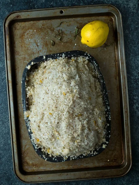 Frango assado crosta de sal — Fotografia de Stock
