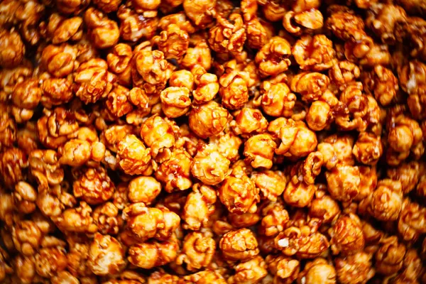 Solené jídlo pozadí karamelový popcorn — Stock fotografie