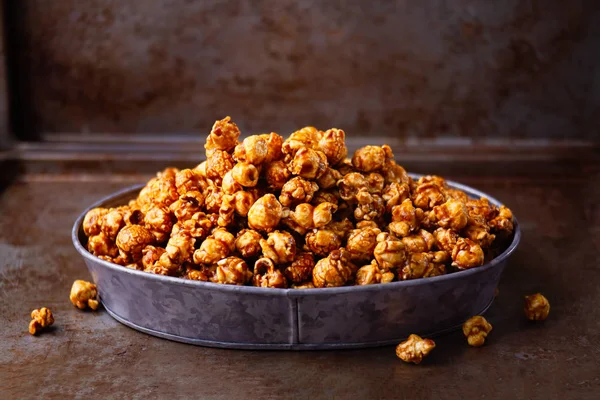 Rustykalne solone popcorn karmelowy — Zdjęcie stockowe