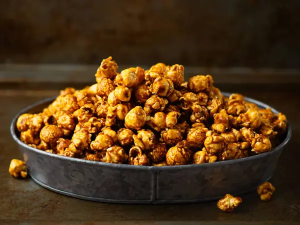 Rustykalne solone popcorn karmelowy — Zdjęcie stockowe