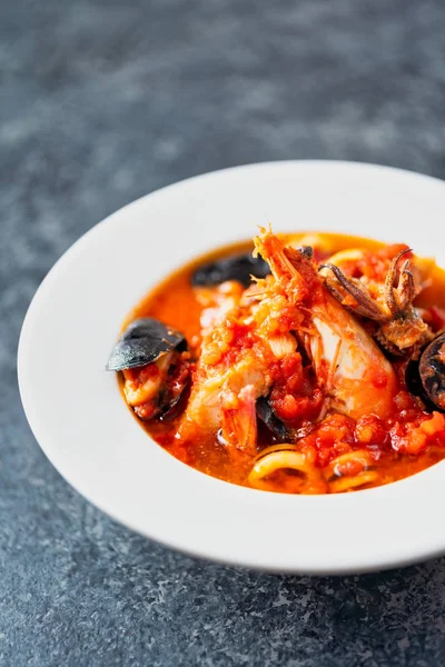 Italienisch-amerikanische Meeresfrüchte-Eintopf cioppino — Stockfoto