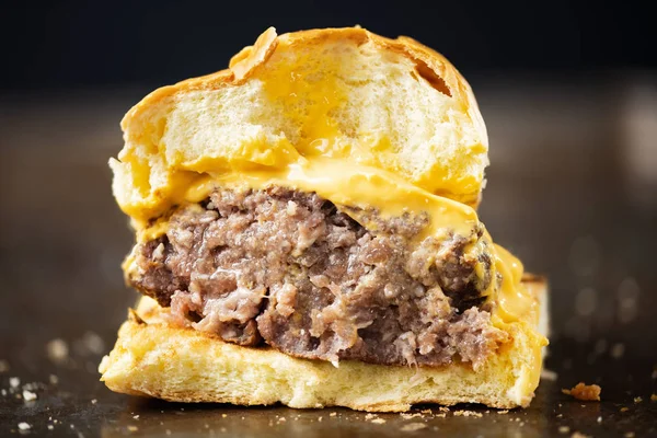 Hambúrguer de queijo americano reduzido para metade — Fotografia de Stock