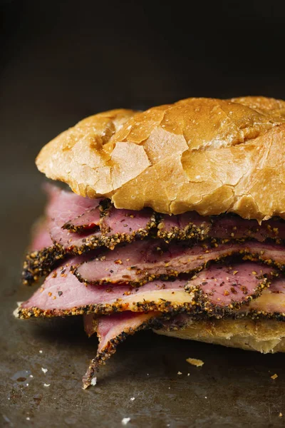 Rustykalna kanapka z wołowiną — Zdjęcie stockowe