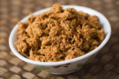 Bir kase kurutulmuş domuz ipi.