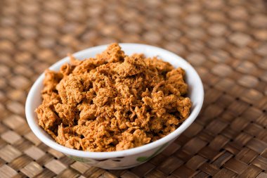 Bir kase kurutulmuş domuz ipi.