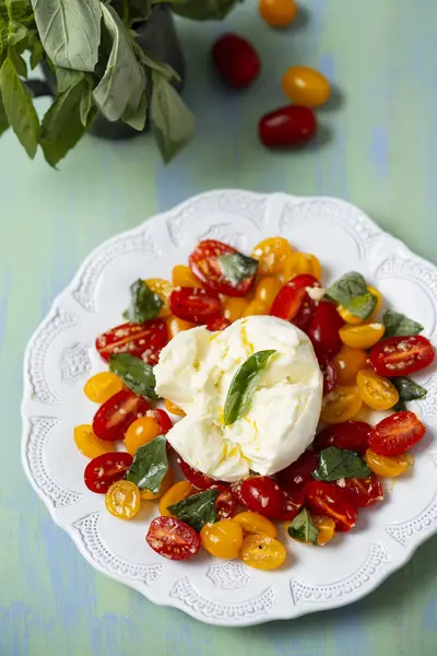 Kırsal İtalyan caprese salatası. — Stok fotoğraf