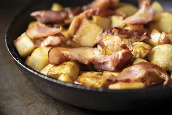 Rustieke bacon aardappel hash ontbijt — Stockfoto