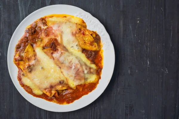 Gros Plan Rustique Salissant Fromage Américain Boeuf Mexicain Enchiladas — Photo