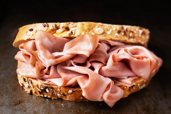 Nahaufnahme Der Rustikalen Italienischen Mortadella Sandwich Blur Defokussiert — Stockfoto