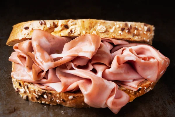 Primo Piano Rustico Italiano Mortadella Sandwich Sfocatura Sfocata — Foto Stock