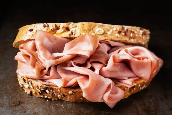 Primo Piano Rustico Italiano Mortadella Sandwich Sfocatura Sfocata — Foto Stock