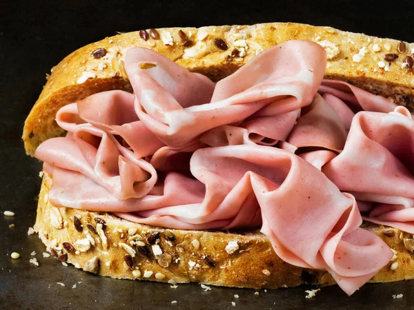 Zblízka Rustikální Italská Mortadella Sendvič — Stock fotografie