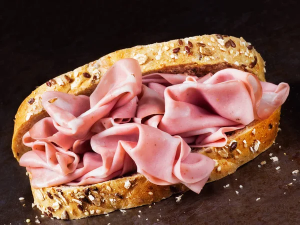 Nahaufnahme Von Rustikalem Italienischem Mortadella Sandwich — Stockfoto