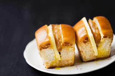 Kırsal Singapur Malezya kayası yumurta reçeli ve tereyağlı çörek konforlu kahvaltısı.