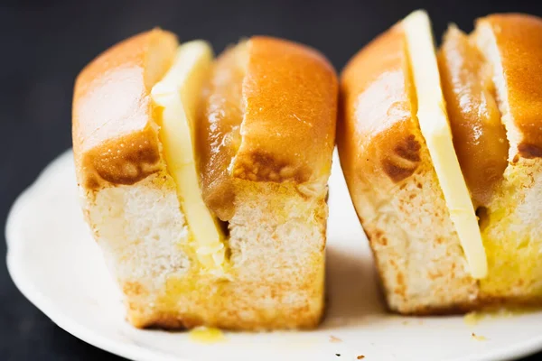 シンガポールの素朴なマレーシアのカヤエッグジャムとバターパンの快適さの朝食の終わり — ストック写真