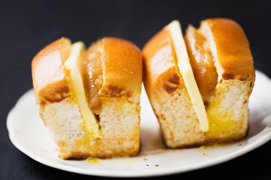 Kırsal Singapur Malezya kayası yumurta reçeli ve tereyağlı çörek konforlu kahvaltısı.